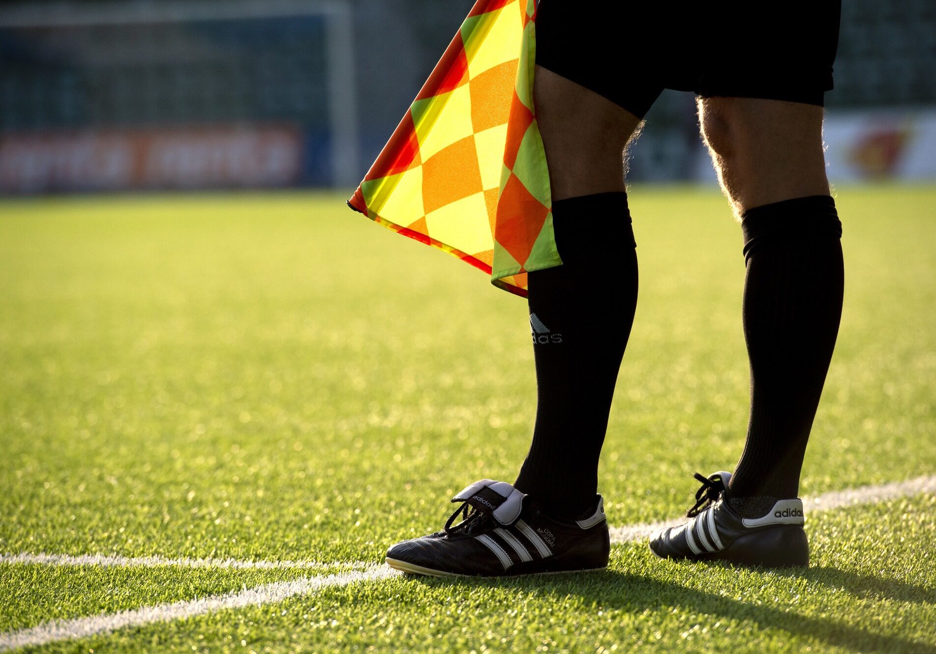 221002 Assisterande domare under fotbollsmatchen i Allsvenskan mellan GIF Sundsvall och IFK Norrköping den 2 oktober 2022 i Sundsvall. 
Foto: Nils Jakobsson / BILDBYRÅN / kod NJ / NJ0057